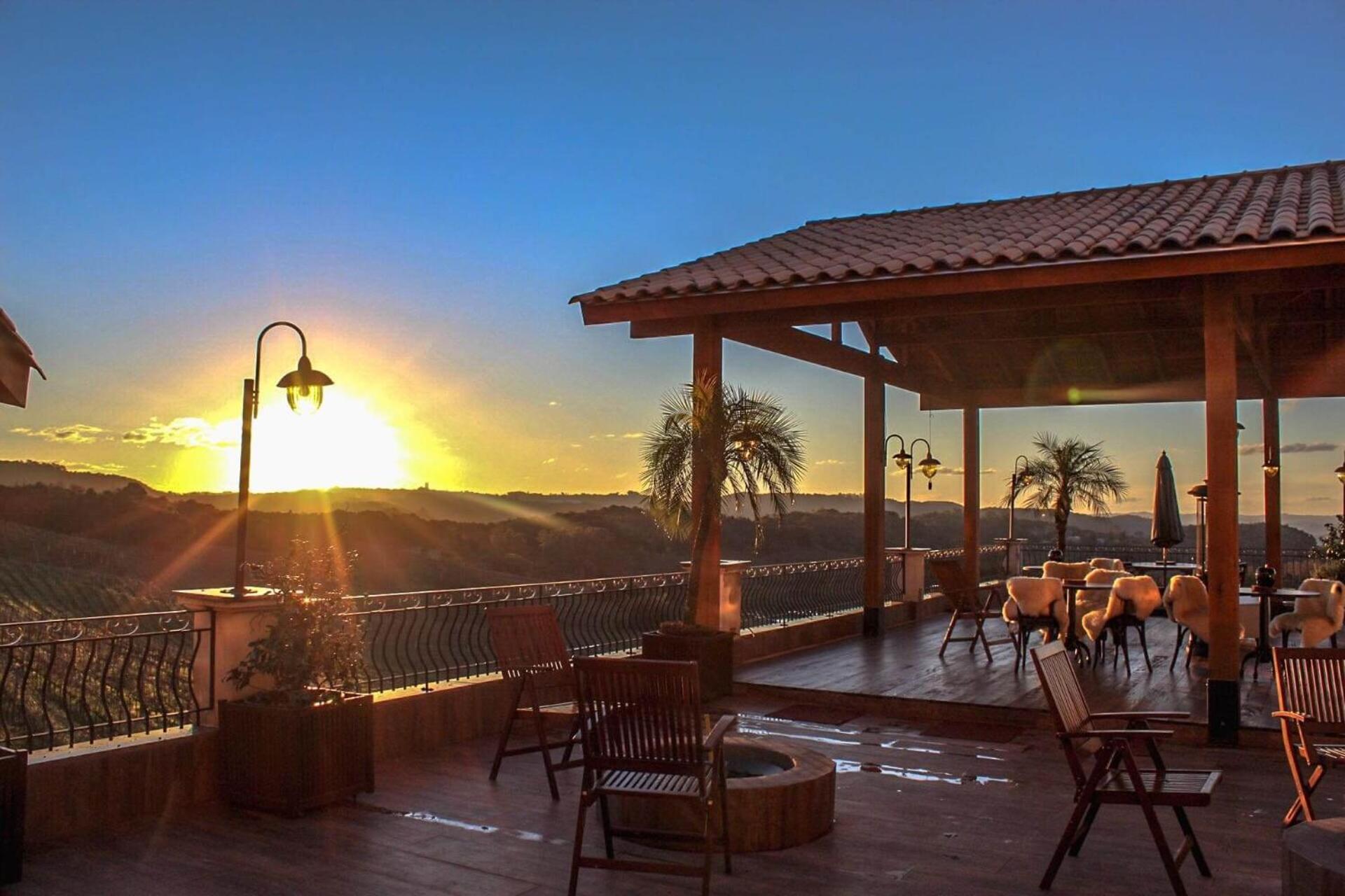 Spa Do Vinho Condominio Vitivinicola Bento Gonçalves Exterior foto Sunset at the hotel