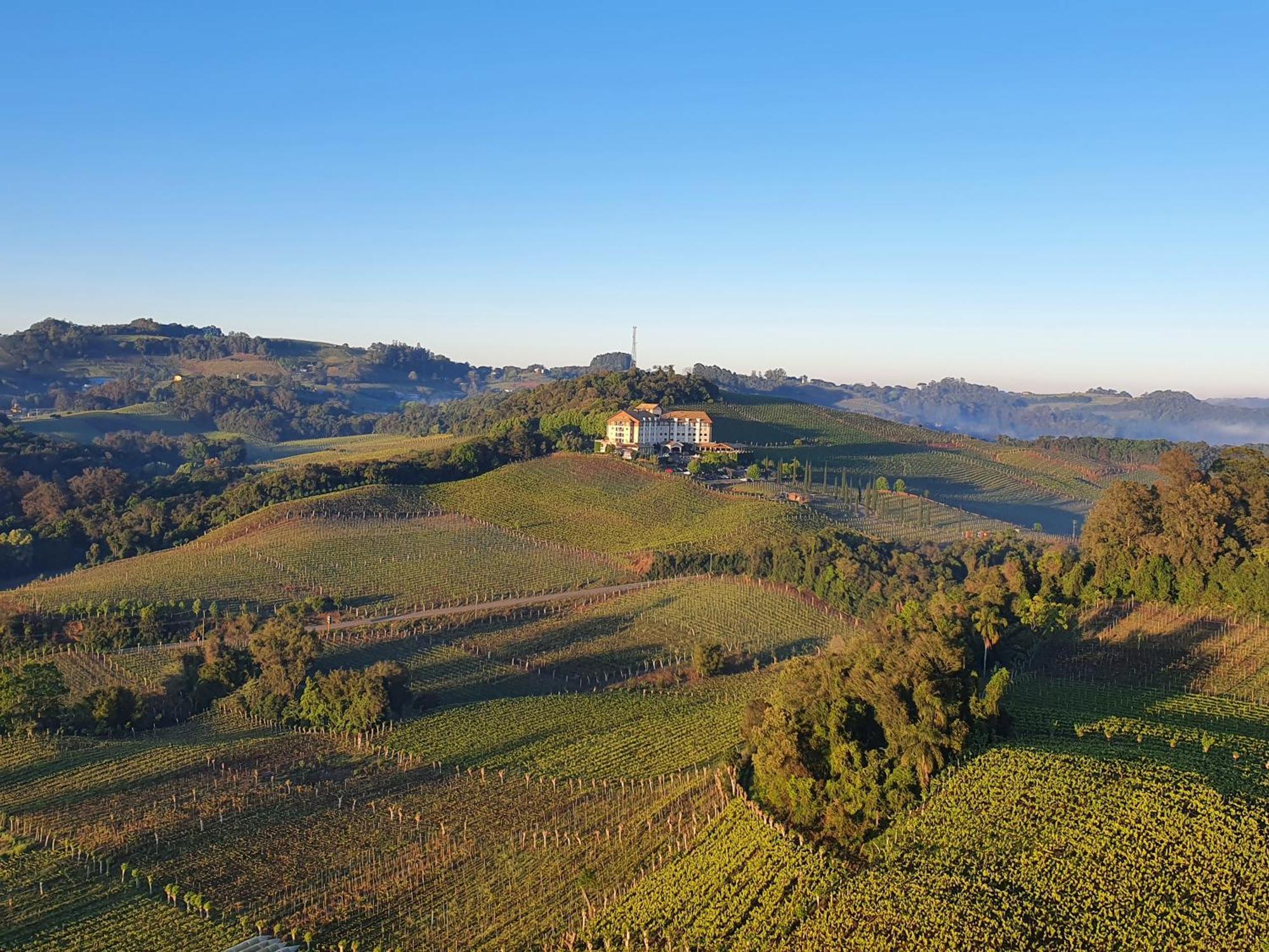 Spa Do Vinho Condominio Vitivinicola Bento Gonçalves Exterior foto A view of the Monferrato hills